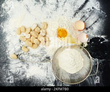 Ora che sembra delizioso. Shot da studio ad angolo alto di deliziosi ingredienti per pasta su un tavolo. Foto Stock