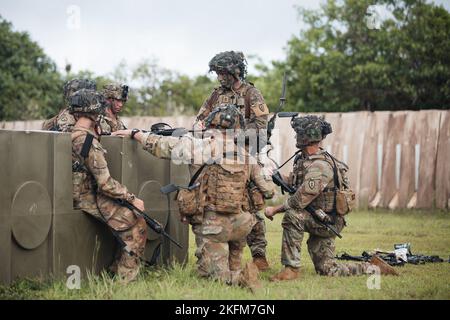 Soldati dell'esercito degli Stati Uniti assegnati a 2nd battaglione, 27th reggimento di fanteria, 3rd squadra di combattimento di Brigata di fanteria, 25th divisione di fanteria fuori dalle caserme di Schofield, Hawaii, prendere un sapere dopo aver completato un attacco aziendale alla base dell'aeronautica militare di Andersen, Guam, 26 settembre 2022. I soldati della Alpha Company si stavano allenando in Guam per provare la loro missione come forza di risposta pronta. Foto Stock