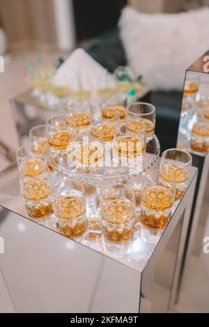 Primo piano fuoco selettivo un volo di whisky. Quattro diversi whisky in bicchieri da degustazione. Foto Stock