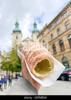 Trdelnik, pasta dolce tradizionale boema fatta di lievito. Trdelnik è una pasta di zucchero cannella unica che si trova in tutta Praga, repubblica Ceca. Foto Stock