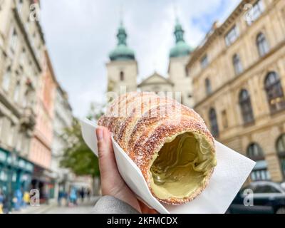 Trdelnik, pasta dolce tradizionale boema fatta di lievito. Trdelnik è una pasta di zucchero cannella unica che si trova in tutta Praga, repubblica Ceca. Foto Stock