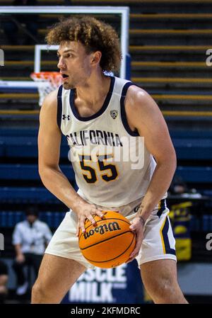 Novembre 18 2022 Berkeley, California USA la guardia Devin Askew (55) guarda passare la palla durante la partita di pallacanestro degli uomini NCAA tra i Southern University Jaguars e i California Golden Bears. Il Southern Beat California 74-66 all'Hass Pavilion Berkeley Calif. Thurman James / CSM Foto Stock