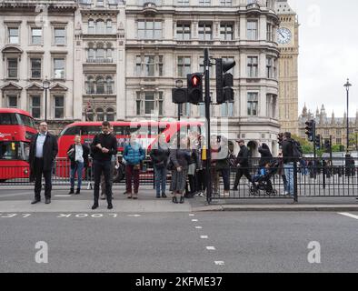 LONDRA, Regno Unito - CIRCA OTTOBRE 2022: Persone nel centro di Londra Foto Stock
