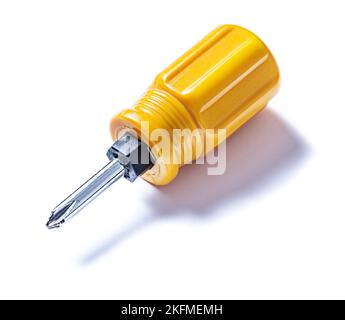 cacciavite piccolo con cacciavite giallo isolato Foto Stock