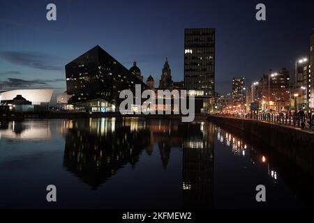 Liverpool di notte visto su Canning Dock, Foto Stock