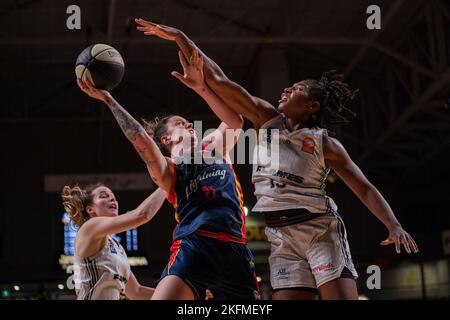 Adelaide, South Australia, novembre 19th 2022: Marena Whittle (21 Adelaide Lightning) scatta un colpo difeso da Jocelyn Willoughby (13 Sydney Flames) durante il gioco Cygnett WNBL tra Adelaide Lightning e Sydney Flames all'Adelaide 36ers Arena di Adelaide, Australia. (Lama NOE/SPP) Foto Stock