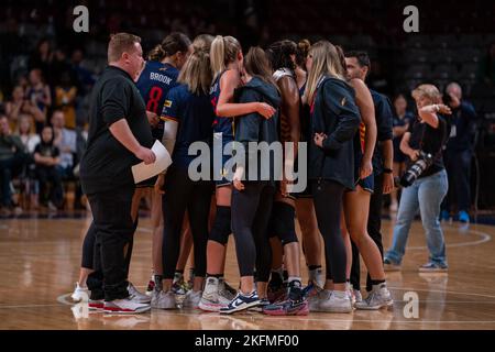 Adelaide, South Australia, novembre 19th 2022: I giocatori di Adelaide Lightning si accoccolano dopo la partita di Cygnett WNBL tra Adelaide Lightning e Sydney Flames all'Adelaide 36ers Arena di Adelaide, Australia. (Lama NOE/SPP) Foto Stock