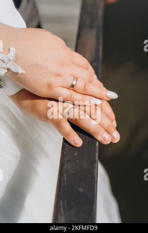 Sposa e sposo scambio degli anelli di matrimonio in chiesa Foto Stock