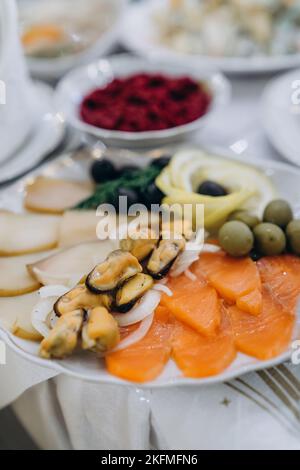 Spaghetti di pesce con gamberi di tigre, capesante, cozze, Calamari, salmone Foto Stock