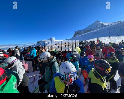 Hintertux, Austria. 19th Nov 2022. Numerosi appassionati di sport invernali si accodano presso una seggiovia nella stazione sciistica di Hintertux Glacier. Il bel tempo e la mancanza di neve in altre stazioni sciistiche hanno portato ad una corsa nella zona sciistica. Credit: Jan Woitas/dpa/Alamy Live News Foto Stock