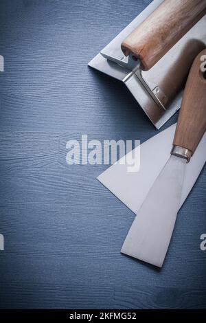 due raschiatori di vernice con manici in legno e formatore d'angolo. Foto Stock