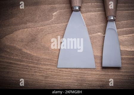 due raschiatori di vernice con manici in legno. Foto Stock