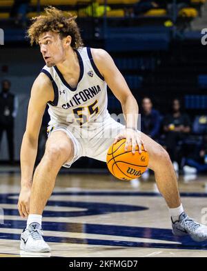 Novembre 18 2022 Berkeley, CA USA la guardia californiana Devin Askew (55) si prepara durante la partita di pallacanestro degli uomini NCAA tra i Southern University Jaguars e i California Golden Bears. Il Southern Beat California 74-66 all'Hass Pavilion Berkeley Calif. Thurman James / CSM Foto Stock