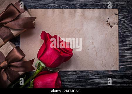 Scatole regalo vintage in carta bianca rossa rose naturali. Foto Stock