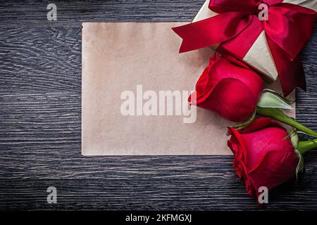 Vintage carta pulita rosso rose naturali confezionato in scatola regalo. Foto Stock