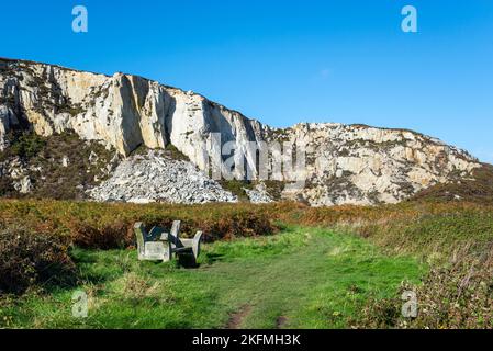 Spettacolare facciata rocciosa della vecchia cava al Breakwater Country Park, Holyhead, Anglesey, Galles del Nord. Foto Stock