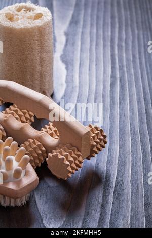 Asse in legno vintage con rilassante spazzola massaggiatori e concetto di salute loofah Foto Stock