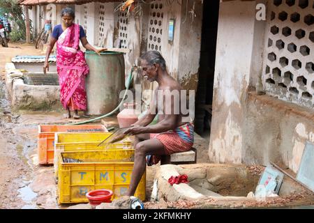 Produzione piastrelle Athangudi in Attangudi, Tamil Nadu, India . Foto Stock