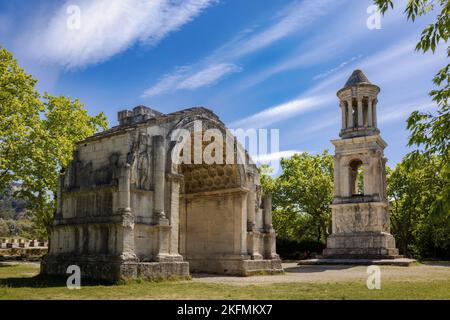 Saint-Rémy-de-Provence, Bouches-du-Rhône, Provenza, Francia. Il mausoleo e arco trionfale, entrambi i monumenti all'ingresso della città romana di Gla Foto Stock
