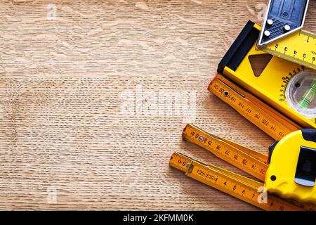 Utensili di lavoro di misura su un concetto di manutenzione di pannelli in legno Foto Stock