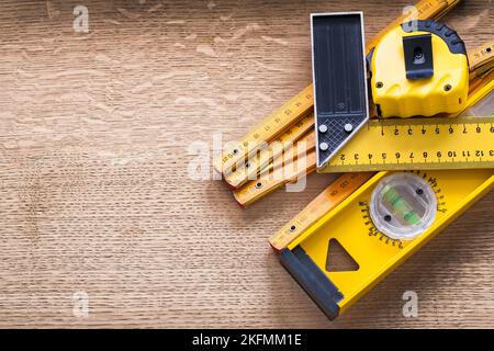 Utensili di lavoro di misura su un concetto di costruzione di tavole di legno in legno Foto Stock