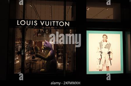 Miami, Stati Uniti d'America - 20 Marzo 2021: Louis Vuitton notte storefront al quartiere di design in Florida Foto Stock