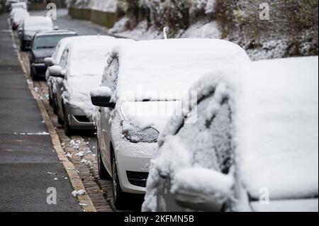 Coburg, Germania. 19th Nov 2022. Le auto parcheggiate sono coperte di neve. Nella notte al sabato ha nevicato in alcune parti della Baviera. Credit: Daniel Vogl/dpa/Alamy Live News Foto Stock