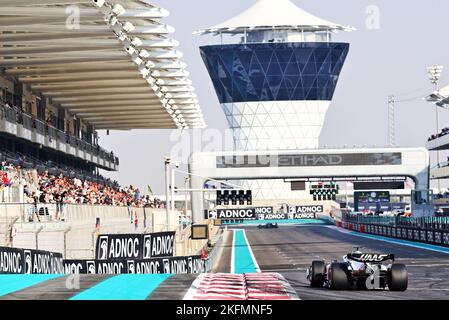 Yas Marina Circuit, Abu Dhabi, 19/11/2022, Kevin Magnussen (DEN) Haas VF-22. 19.11.2022. Campionato del mondo Formula 1, Rd 22, Gran Premio di Abu Dhabi, circuito Yas Marina, Abu Dhabi, Qualifiche. Il credito fotografico dovrebbe essere: XPB/immagini dell'Associazione Stampa. Foto Stock