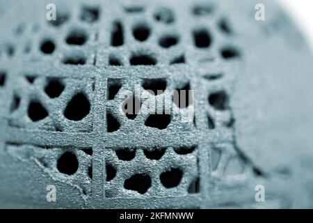 La superficie dell'oggetto stampato su stampante 3D per macro metallo. Vista ravvicinata del modello stampato da polvere metallica su stampante 3D. Nuove tecnologie di additivi accurate e moderne. Modellazione della tecnologia di stampa 3D Foto Stock