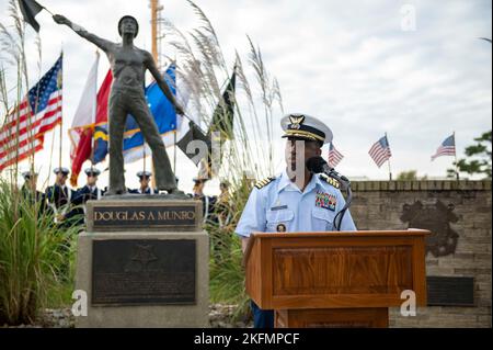 CAPE MAY, N.J. - Il personale del Centro di addestramento della Guardia Costiera degli Stati Uniti Cape May tiene una cerimonia di commemorazione per Petty Officer 1st Class Douglas Munro alla sua statua sul campo della parata, 27 settembre 2022. Gli uomini e le donne della Guardia Costiera degli Stati Uniti svolgono ogni giorno un'ampia varietà di missioni diverse. Proteggere le persone e il commercio in mare, proteggere il mare stesso e proteggere il paese dalle minacce a bordo. Ci concentriamo sulle operazioni attuali e sulla disponibilità e ci sforziamo di essere preparati per il futuro, ma certi momenti ci costringono, e tutti gli americani, a riflettere sulla nostra storia e sul nostro patrimonio. Il 80th° anniversario Foto Stock