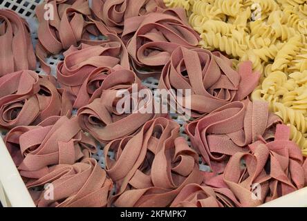 pasta italiana fresca fatta con farina ed uovo durante la fase di essiccazione Foto Stock