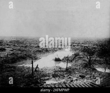 PASCHENDALE, BELGIO - 1917 - No terra dell'uomo...fango, acqua e filo spinato illustrano il terreno orribile attraverso il quale i canadesi avanzarono Foto Stock