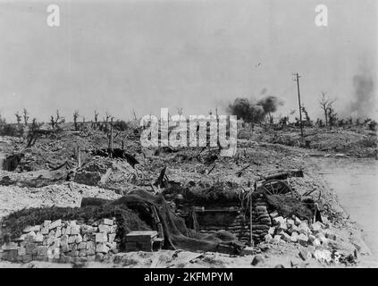 LENS, FRANCIA - Giugno 1917 - le conchiglie tedesche esplodono sulle posizioni canadesi a Lens, Francia nel giugno 1917. In primo piano, una fossa canadese è camoufla Foto Stock