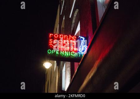 Insegna al neon sopra il locale Nightclub e jazz di Ronnie Scott su Frith Street, Soho, Londra, Inghilterra, Regno Unito Foto Stock