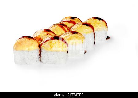 Involtini di uramaki caldi con pollo affumicato, formaggio fuso e salsa unagi Foto Stock