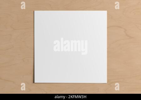 Foglio quadrato di carta sul tavolo di legno Foto Stock