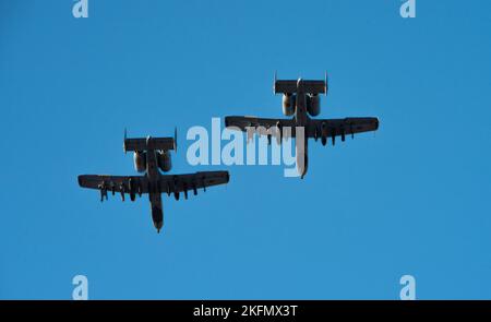 Due A-10 Thunderbolt II assegnati al 25th Fighter Squadron volano in formazione per una cerimonia di commemorazione POW/mia presso la base aerea Osan, Repubblica di Corea, 27 settembre 2022. La cerimonia ha chiuso due giorni di eventi a Osan per rendere omaggio e onorare i sacrifici dei prigionieri di guerra o dei membri del servizio mancanti in azione. Foto Stock