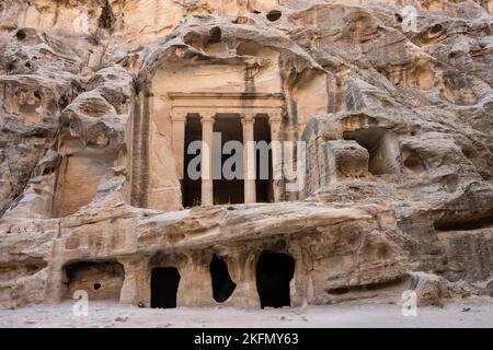 Tempio sopra una casa di roccia a Little Petra o Siq al-Barid, Giordania Foto Stock