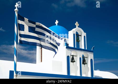 Bandiera geek di fronte alla chiesa di Fira - Santorini, Grecia 2022 Foto Stock