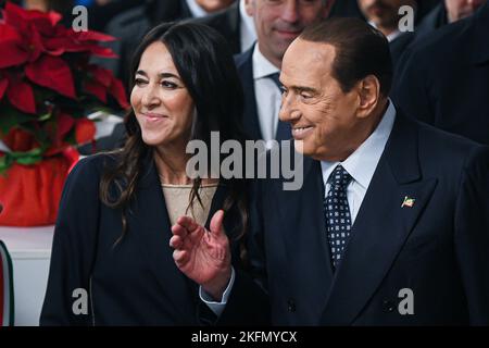 Silvio Berlusconi, presidente del partito forza Italia, si è fatto un gesto durante l'apertura della nuova sede regionale forza Italia a Milano il 19 novembre 2022 Foto Stock