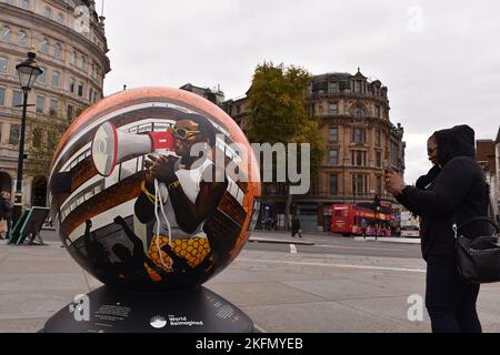 Londra, Inghilterra, Regno Unito. 19th Nov 2022. Il mondo ha reinventato l'installazione per l'uguaglianza razziale, la giustizia e il riconoscimento storico. A Trafalgar Square, Londra, sono state realizzate 96 grandi sculture a globo progettate da artisti acclamati. (Credit Image: © Thomas Krych/ZUMA Press Wire) Foto Stock