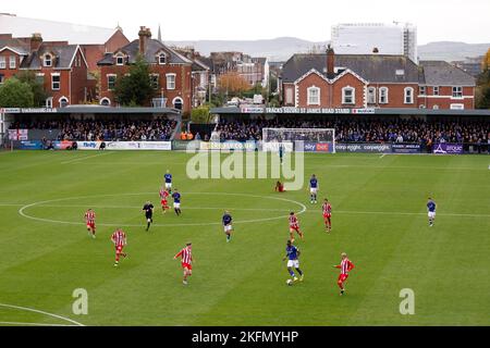 Una visione generale del gioco mentre Freddie Ladapo di Ipswich Town corre con la palla durante la partita Sky Bet League One a St James Park, Exeter. Data immagine: Sabato 19 novembre 2022. Foto Stock