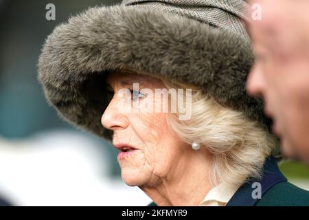 Il Queen Consort arriva il sabato del weekend di novembre all'ippodromo di Ascot. Data immagine: Sabato 19 novembre 2022. Foto Stock