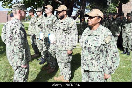 GREAT LAKES, Ill. (27 settembre 2022) – il capitano Frank Brown, vice comandante delle operazioni, Naval Service Training Command (NSTC), presenta la fine del tour Navy and Marine Corps Achievement e le Medaglie della Commissione Navale a diversi marinai della riserva al di fuori della caserma di transizione USS North Caroline sulla Naval Station Great Lakes, Settembre 27. Le medaglie sono state presentate ai marinai che stavano completando il loro tempo di servizio attivo annuale guidando, mentoring e prendendosi cura dei marinai transitori in attesa dei loro ordini di assegnazione di servizio successivi. (U. Foto di S. Navy di Scott A. Thornbloom/rilasciata) Foto Stock