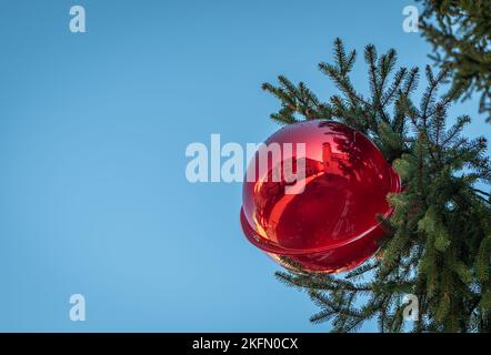 Natale Trento: Albero di Natale decorato con palline rosse con riflessi - Trentino Alto Adige - Italia settentrionale Foto Stock