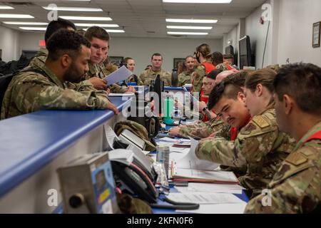 Gli airmen assegnati alla 319th Reconnaissance Wing passano attraverso una linea di funzioni di pre-implementazione 27 settembre 2022, durante la Readiness Exercise Validation Global Griffin 09-22 presso la base dell'aeronautica di Grand Forks, North Dakota. La riga PDF garantisce che i militari abbiano tutti gli elementi necessari e siano destinati all'implementazione. Foto Stock