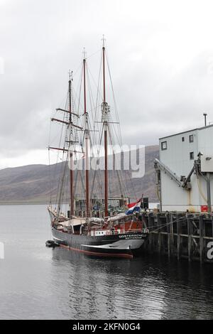 La Tall Ship Oosterschelde, una nave olandese a tre alberi Topsail Schooner, ormeggiata a Ullapool, Scozia, Regno Unito Foto Stock