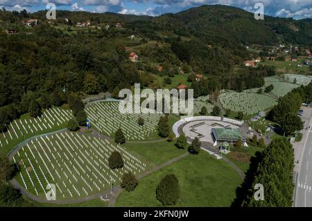 Immagine del drone del Memoriale del genocidio di Srebrenica. Luogo di sepoltura con 8373 vittime del genocidio di Srebrenica. Potocari, Bosnia ed Erzegovina nel giugno 1995 Foto Stock