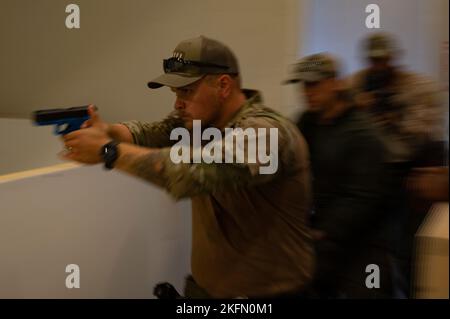 Jacob Ballani, funzionario per crimini di strada presso il dipartimento di polizia della città di Anderson, Chris Partridge, vice di pattuglia presso lo sceriffo della contea di Beaufort, E Matt Huggins, un deputato della forza di lavoro per i crimini violenti con l’ufficio dello sceriffo della contea di Beaufort, pratica le stanze di compensazione durante gli allenamenti di combattimento a distanza ravvicinata, il 27 settembre 2022, presso la South Carolina Criminal Justice Academy in Columbia. La South Carolina Criminal Justice Academy ha ospitato una settimana Federal Bureaus of Investigation Special Weapons and Tactics Summit per addestrare i funzionari delle forze dell'ordine in armi da fuoco, combattimenti da vicino, tattica medica Foto Stock