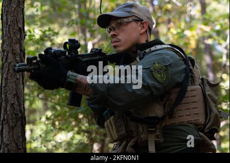 Chris Partridge, un vice di pattuglia presso lo sceriffo della contea di Beaufort, si fa sospettare durante un esercizio di addestramento del 27 settembre 2022 presso la South Carolina Criminal Justice Academy in Columbia. La South Carolina Criminal Justice Academy ha ospitato una settimana Federal Bureaus of Investigation Special Weapons and Tactics Summit per addestrare i funzionari delle forze dell'ordine in armi da fuoco, combattimenti ravvicinati, assistenza medica tattica, tattiche di pattugliamento e familiarizzare gli ufficiali con i dispositivi esplosivi improvvisati. Foto Stock
